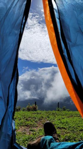 维索萨-杜塞阿拉Porto das Nuvens的躺在帐篷中看天的人