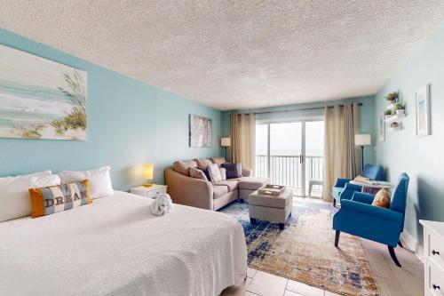 沃尔顿堡滩Islander W 703的一间卧室设有一张床和一间客厅。