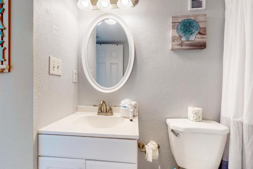 沃尔顿堡滩Islander W 703的白色的浴室设有水槽和镜子