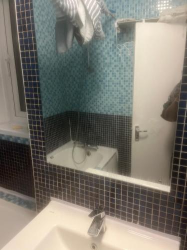 伦敦Chislet的一间带水槽和镜子的浴室