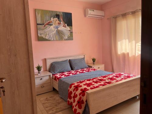 达喀尔Villa spacieuse et agréable的一间卧室配有一张带红白毯子的床