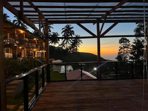 曼巴豪Bintana sa Paraiso Binunsaran的从房子的甲板上欣赏日落美景
