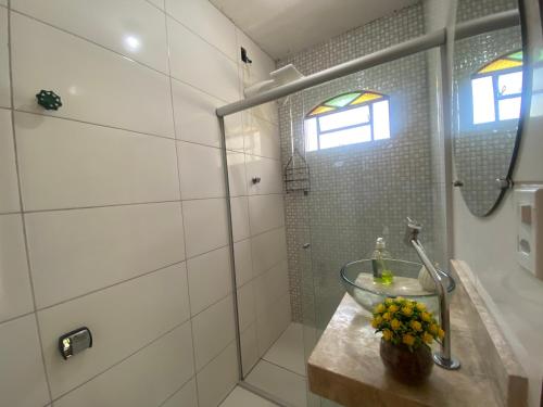 大坎普Casa Camargo - mobiliada, cozinha completa的一间带水槽和淋浴的浴室