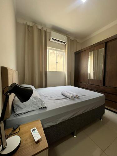 帕图斯迪米纳斯Apartamento Completo - Algarve 203 e 204的一张床位,位于带书桌和床的西德西德西德(Sidx sidx)客房内