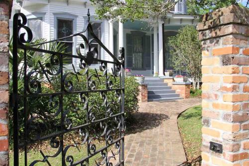 昆西Historic Queen Anne Mansion的房屋前的黑色铁门