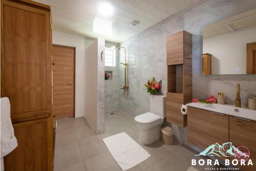 波拉波拉Matira Beach House的一间带卫生间和水槽的浴室