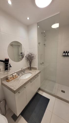里约热内卢Apto RioCentro, Parque Olímpico Barra da Tijuca RJ的白色的浴室设有水槽和淋浴。