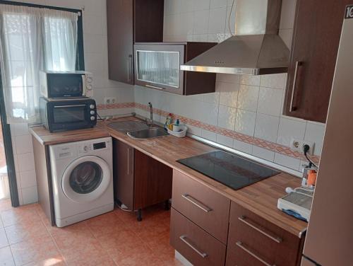 布尔吉略斯ALBORADA TRES的厨房配有洗衣机和洗衣机。