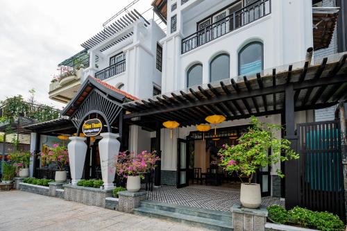 会安Thien Thanh Central Boutique Hotel by Minova的黑白外墙的建筑