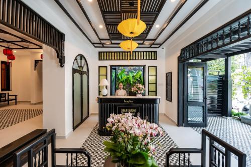 会安Thien Thanh Central Boutique Hotel的客厅设有壁炉和鲜花