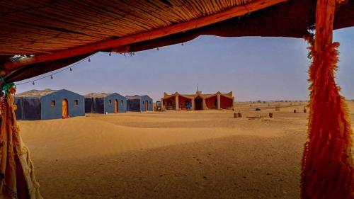 MhamidCamp Mbark authentic的沙漠中间的一群小屋