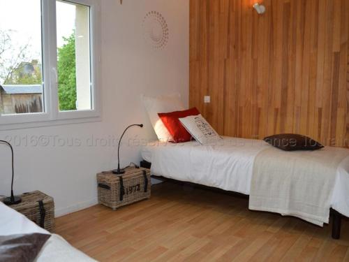 卢瓦尔河畔蒙路易Gîte Montlouis-sur-Loire, 4 pièces, 5 personnes - FR-1-381-95的一间卧室设有两张床和窗户。