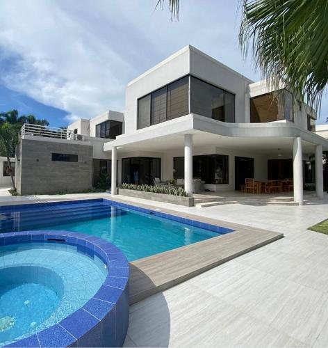 瓜亚基尔Casa alquiler en urbanización El Rio的一座大房子,前面设有一个游泳池