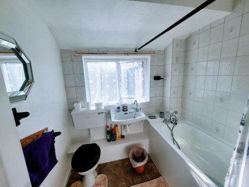 HeeleyStay Sleep Rest Heeley, Sheffield的浴室配有盥洗盆、卫生间和浴缸。