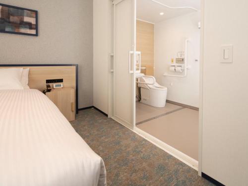 札幌La'gent Stay Shin Sapporo的一间酒店客房 - 带一张床和一间浴室