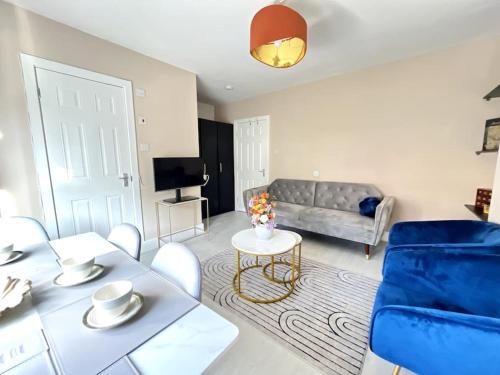 温彻斯特Central Winchester Serviced Apartments的客厅配有沙发和桌子