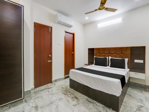 KhammamSuper OYO Hotel Arjun Residency的一间卧室配有一张大床和吊扇