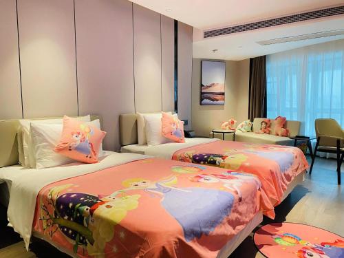 肇庆肇庆七星岩亚朵酒店的酒店客房带两张床,带色彩缤纷的毯子