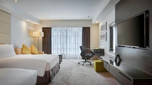吉隆坡吉隆坡洲际酒店的酒店客房设有两张床和一台平面电视。