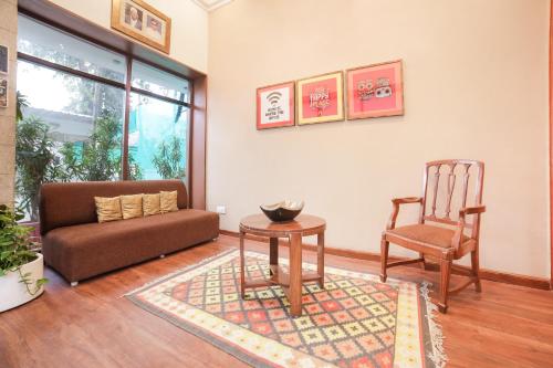 阿格拉Super Townhouse 1267 Dayal Lodge - A Boutique Hotel的客厅配有沙发和椅子