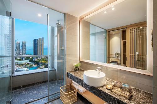 深圳深圳海上世界九州瑾程酒店的一间带水槽和大镜子的浴室