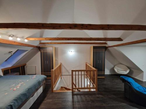 Gornji GradParadise Oasis holiday house的一间卧室配有一张床,房间设有楼梯