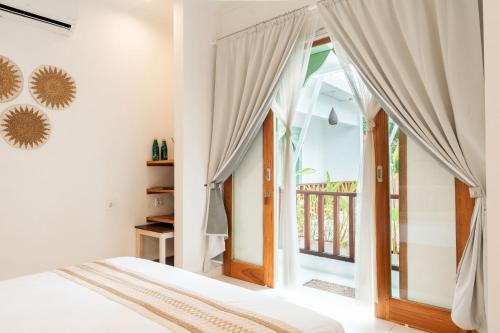 龙目岛库塔Naia Lombok的一间卧室设有一张床和一个大窗户