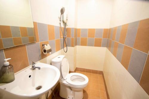 马六甲Sun Inns Hotel Kota Laksamana Melaka的浴室配有白色卫生间和盥洗盆。