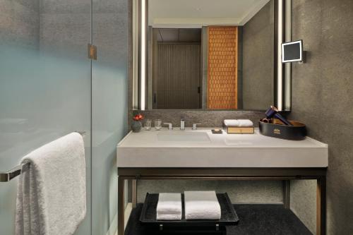 广州广州鸣泉居酒店的一间带水槽和镜子的浴室