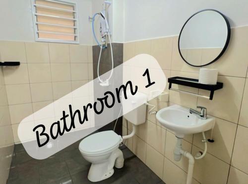 万挠JC Homestay Gamuda SkyLuge KL 1的浴室设有卫生间、镜子和水槽