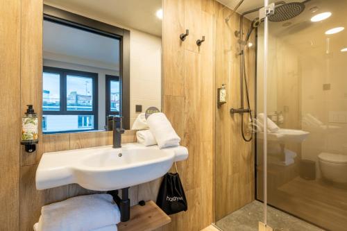 圣塞瓦斯蒂安Leonardo Boutique Hotel San Sebastián的一间带水槽和淋浴的浴室