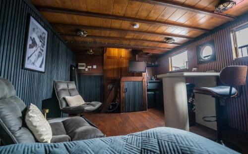 阿姆斯特丹Houseboat-Amsterdam-Classic的带沙发和书桌的客厅