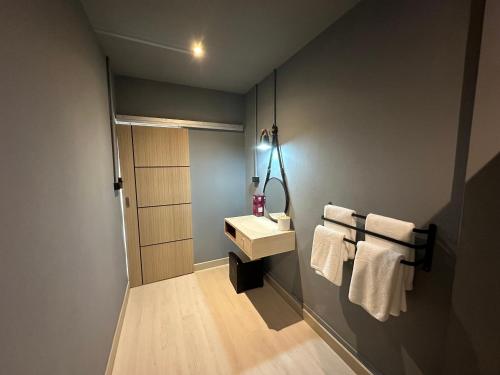 曼谷Bangkok vibe, City House, 7 mins to BTS, City center, Private room in Sathon, Private bathroom, Bangkok, Thailand的浴室配有盥洗盆、镜子和毛巾