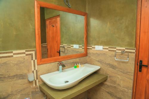 努沃勒埃利耶Mount End Hotel Nuwara Eliya的一间带水槽和镜子的浴室
