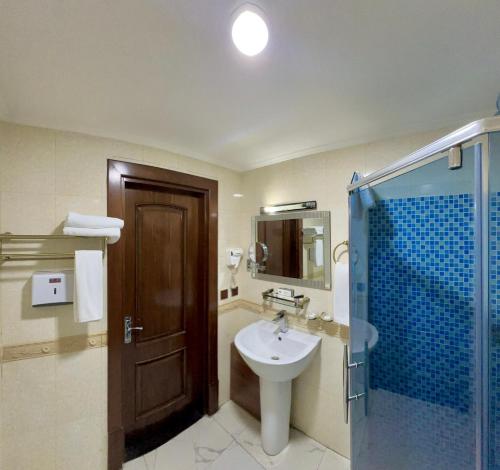 塔什干Hayot Hotel的一间带水槽和淋浴的浴室