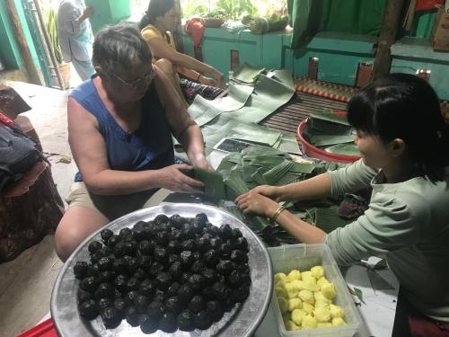 Tân HiệpMonkeyland Cham island Homestay的两个女人正在看一碗黑莓