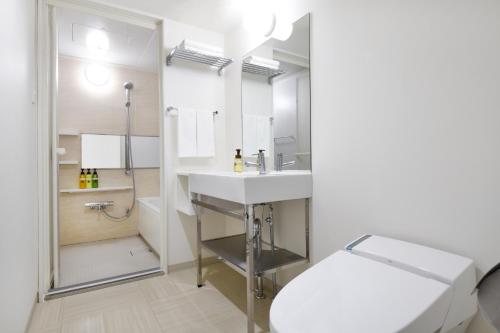 厚木HOTEL MYSTAYS Atsugi的一间带水槽、卫生间和淋浴的浴室