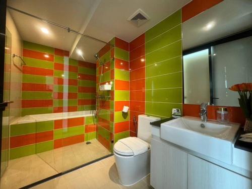 曼那Style Sukumwit Bangna 1的色彩缤纷的浴室设有卫生间和水槽。