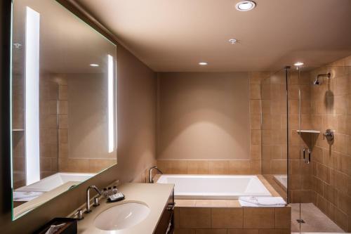 惠斯勒惠斯勒伊维森酒店的带浴缸和盥洗盆的浴室