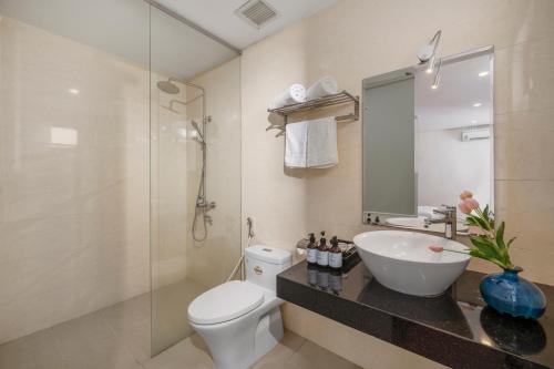 岘港班蒂克酒店的浴室配有卫生间、盥洗盆和淋浴。