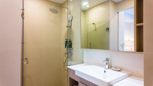 邦涛海滩Апартаменты в Laguna Skypark с террасой的浴室配有盥洗盆和带镜子的淋浴