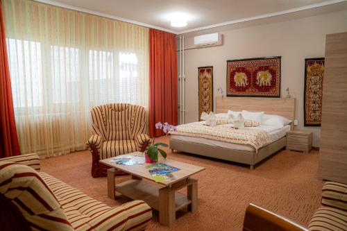 尼赖吉哈佐Hotel Dzsungel的一间卧室设有一张床和一间客厅。