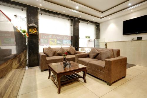新德里Hotel IBY的客厅配有两张沙发和一张咖啡桌