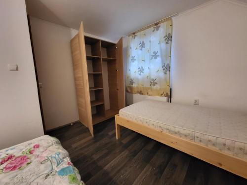Sântimbru-BăiSipi Kulcsosházak的一间小卧室,配有床和窗户