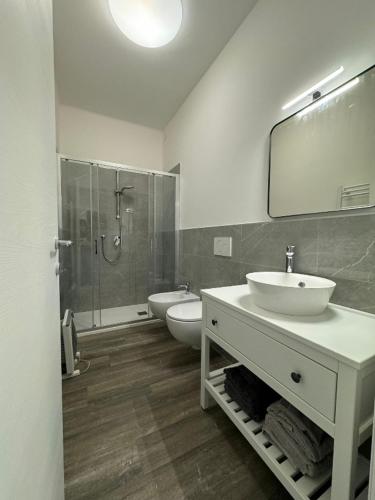 阿拉西奥CASA BENEDETTA Nuovo bilocale 100 metri dal mare的浴室配有2个盥洗盆、淋浴和浴缸。
