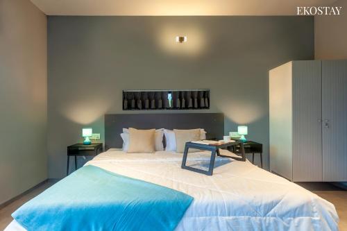 伊加特普里EKOSTAY - Neptune Villa的一间卧室配有一张大床和两张边桌