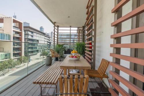 迪拜City Walk - 2BR with Terrace - CityApartmentStay的公寓的阳台配有木桌和椅子