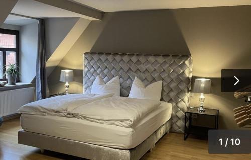 梅森布克哈特膳食旅馆的一间卧室配有一张大床和两盏灯。