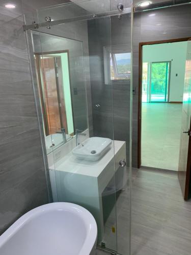 安蒂波洛5 bedroom House antipolo的一间带卫生间、水槽和镜子的浴室