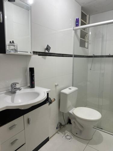 尤西德福拉Apartamento no centro de Juiz de Fora的浴室配有卫生间、盥洗盆和淋浴。